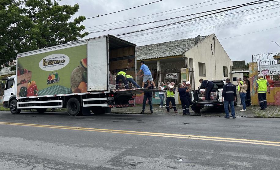 Cestas básicas sendo distribuídas em Paranaguá
