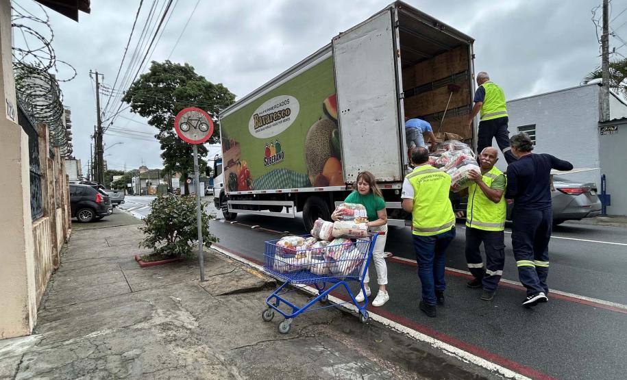 Cestas básicas sendo distribuídas em Paranaguá