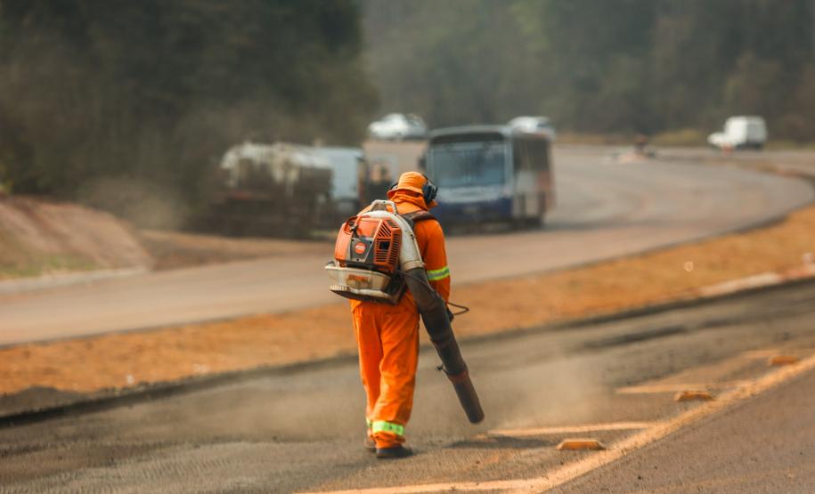 Na foto, uma pessoa trabalhando no trecho entre Mauá da Serra e Antonina.