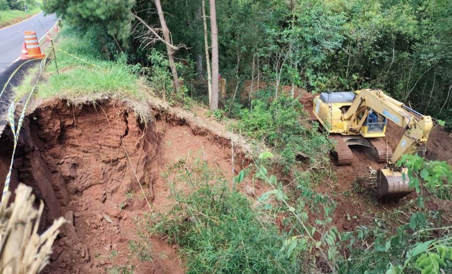obra de recuperação de rodovia atingida por erosão em Curiúva