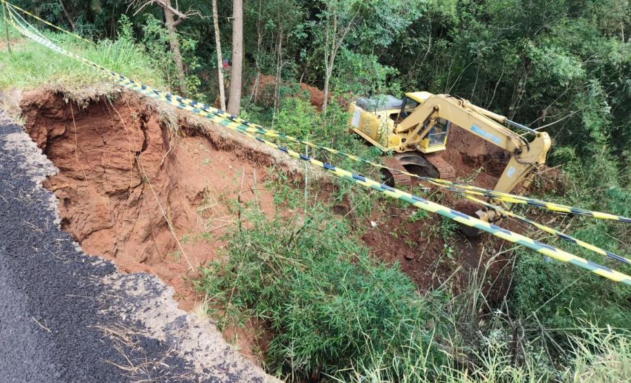 obra de recuperação de rodovia atingida por erosão em Curiúva