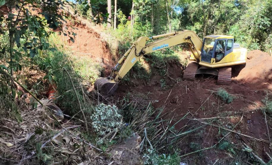 obra de recuperação de rodovia atingida por erosão em Curiúva