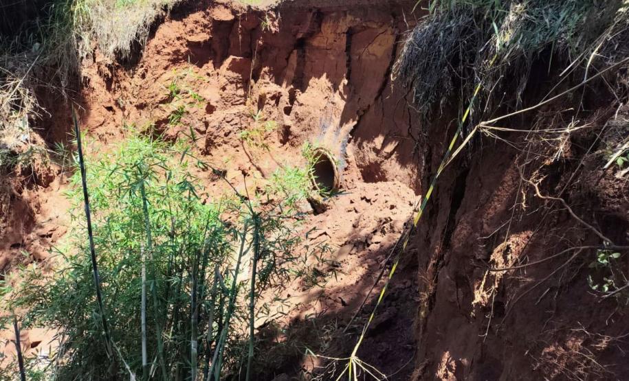 obra de recuperação de rodovia atingida por erosão em Curiúva