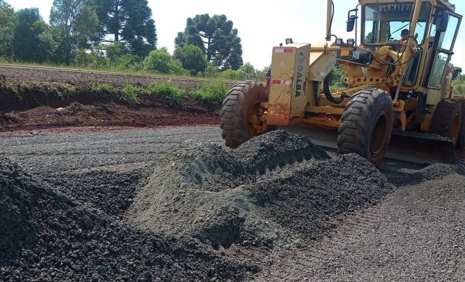 máquinas na obra de concretagem na duplicação em Guarapuava