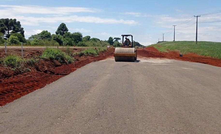máquina na obra de concretagem na duplicação em Guarapuava