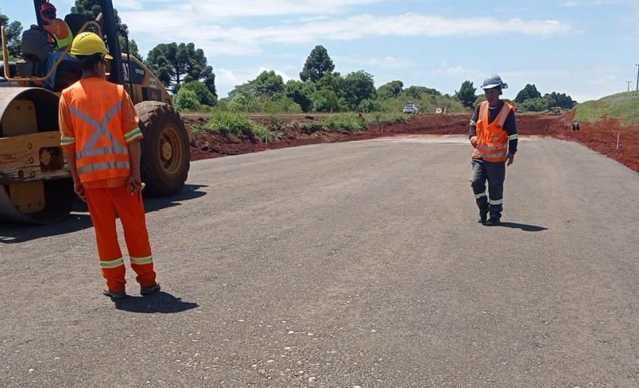 pessoas trabalhando na obra de concretagem na duplicação em Guarapuava
