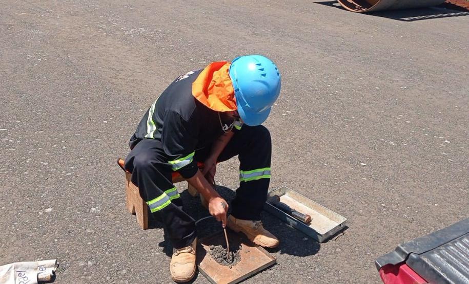 pessoa trabalhando na obra de concretagem na duplicação em Guarapuava