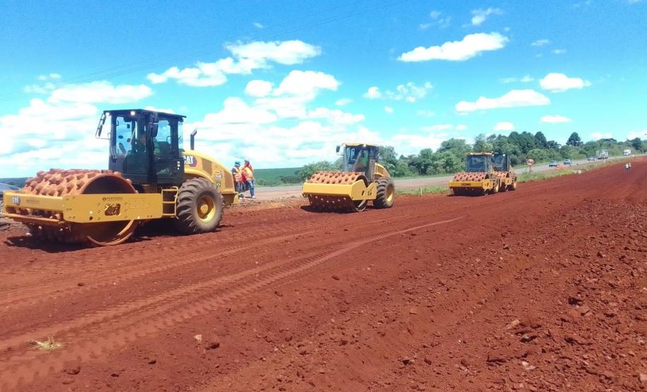 máquinas na obra de concretagem na duplicação em Guarapuava