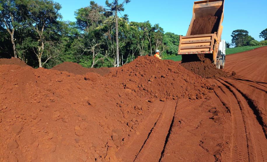 máquinas na obra de concretagem na duplicação em Guarapuava