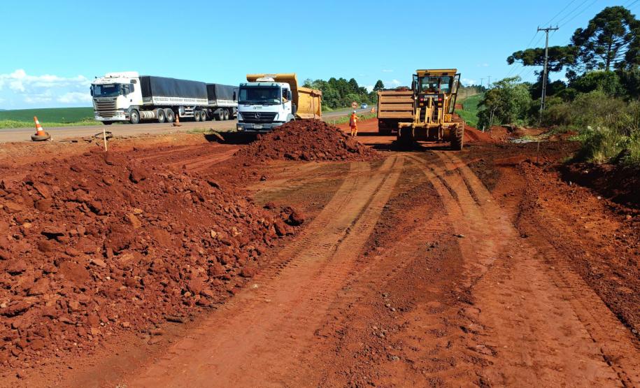 máquinas na obra de concretagem na duplicação em Guarapuava