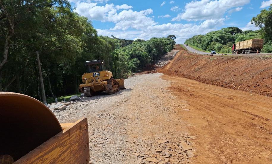 máquinas na obra de concretagem na duplicação em Guarapuava