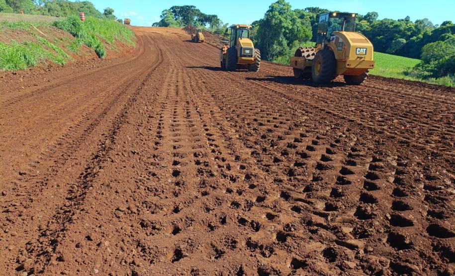 máquinas na obra de concretagem na duplicação em Guarapuava