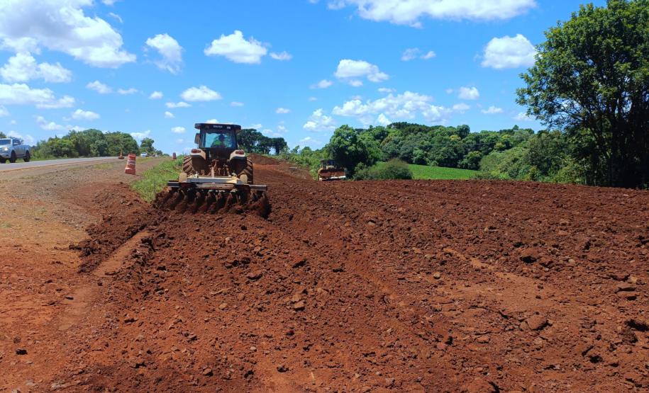 máquinas na obra de concretagem na duplicação em Guarapuava