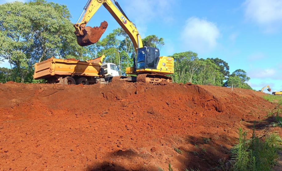 máquinas na obra de concretagem na duplicação em Guarapuava