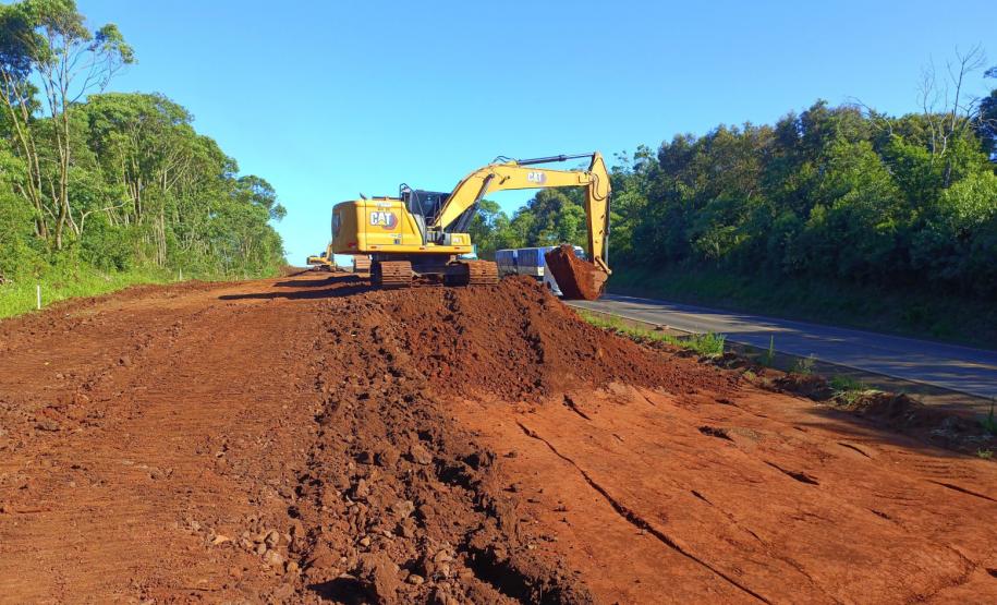 máquinas na obra de concretagem na duplicação em Guarapuava