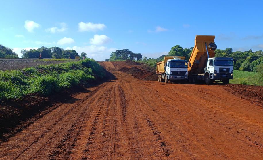 máquinas na obra de concretagem na duplicação em Guarapuava
