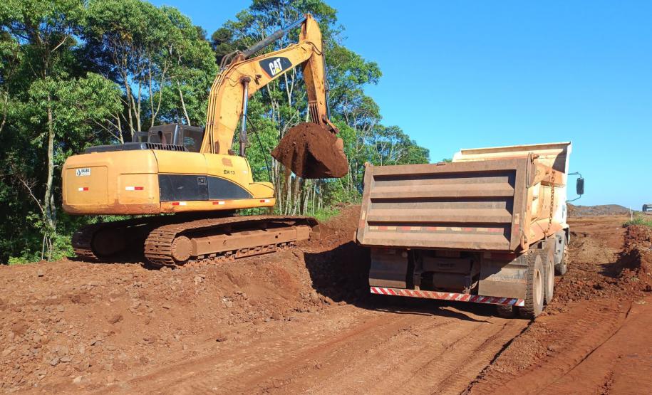 máquinas na obra de concretagem na duplicação em Guarapuava