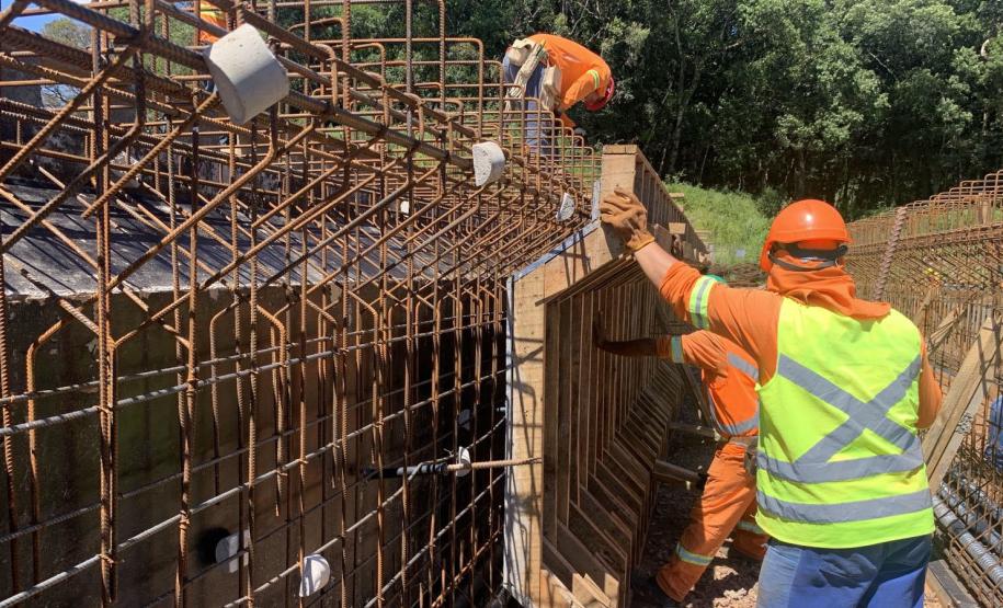 Pessoas trabalhando na obra de concretagem na duplicação em Guarapuava