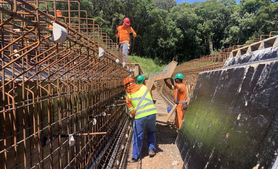 Pessoas trabalhando na obra de concretagem na duplicação em Guarapuava