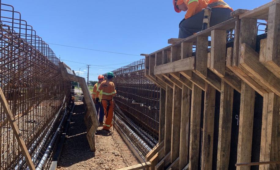 Pessoas trabalhando na obra de concretagem na duplicação em Guarapuava
