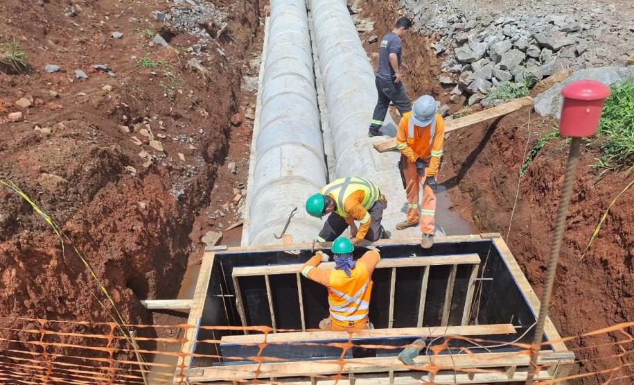 Pessoas trabalhando na obra de concretagem na duplicação em Guarapuava