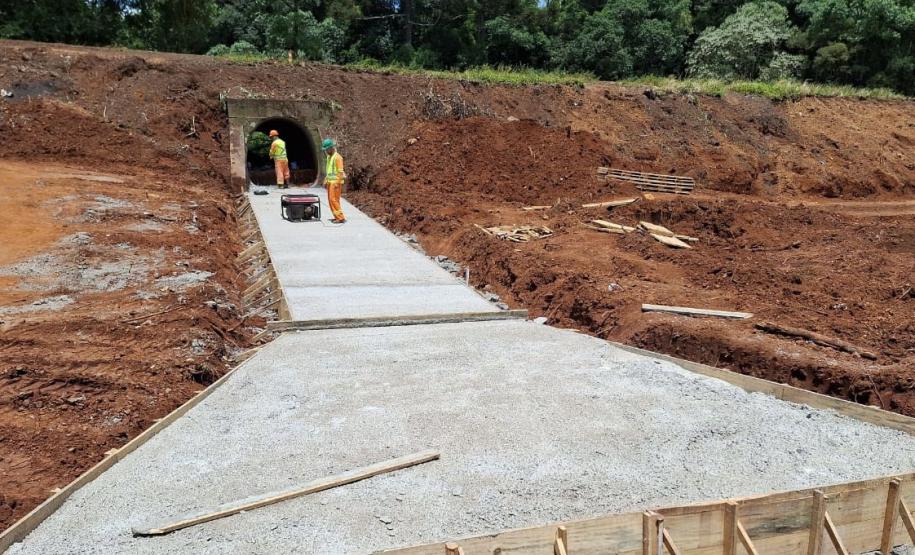 Pessoas trabalhando na obra de concretagem na duplicação em Guarapuava