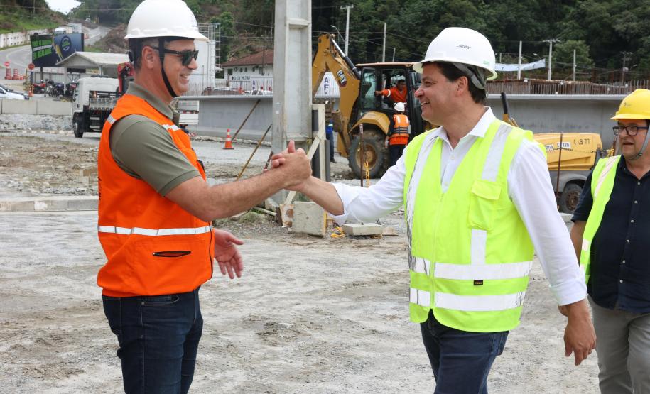 O secretário de Estado da Infraestrutura e Logística, Sandro Alex, visitando a obra da ponte
