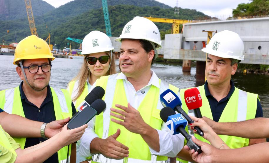 O secretário de Estado da Infraestrutura e Logística, Sandro Alex, concedendo entrevista