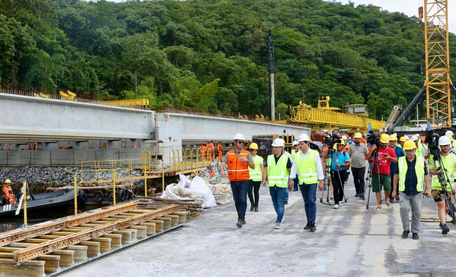 O secretário de Estado da Infraestrutura e Logística, Sandro Alex e O diretor-presidente do DER/PR, Fernando Furiatti visitando a obra da Ponte