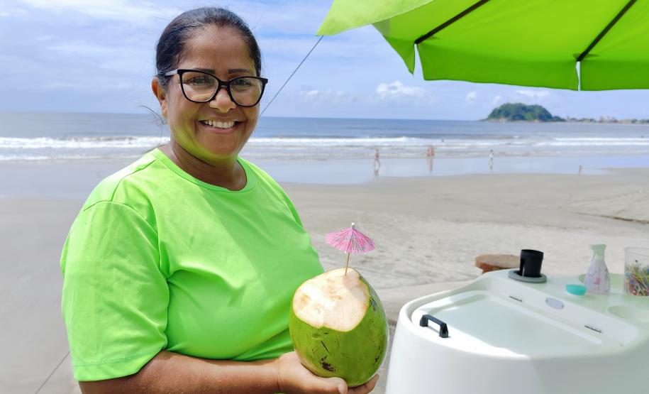 Helena Maria Serafim trabalha há 4 anos como ambulante na praia central de Guaratuba e espera aumento nas vendas com maior visitação de turistas