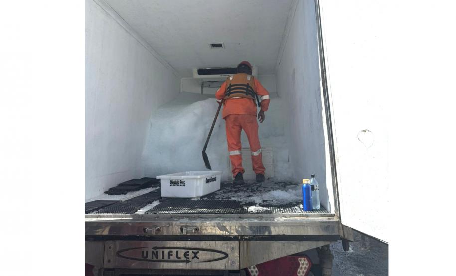 GELO NA PONTE - No período de novembro de 2024 a janeiro de 2025, uma técnica chamou a atenção no canteiro de obras: o uso de gelo na concretagem dos blocos de coroamento da ponte