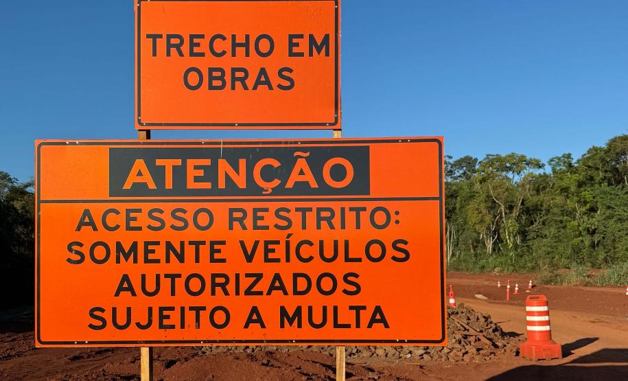 Placa de "trecho em obras"