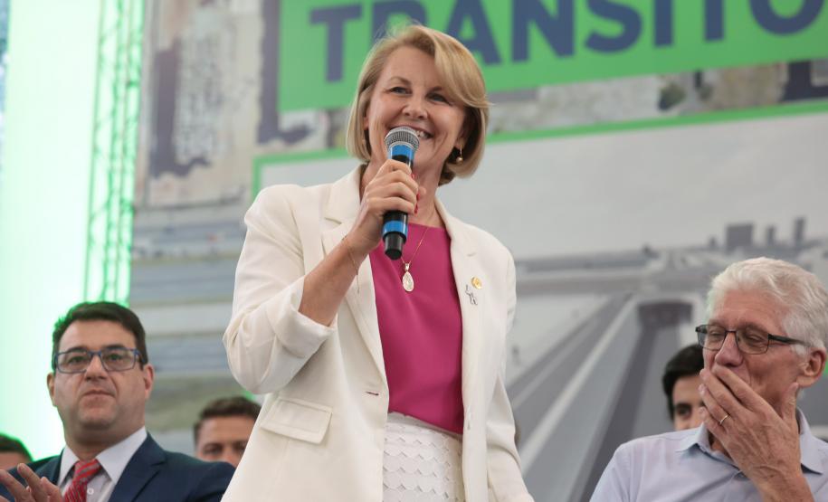 mulher falando no palco com um microfone