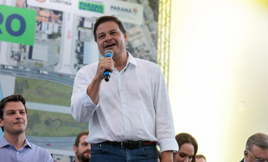 Secretario de Infraestrutura e Logística, Sandro Alex, discursando