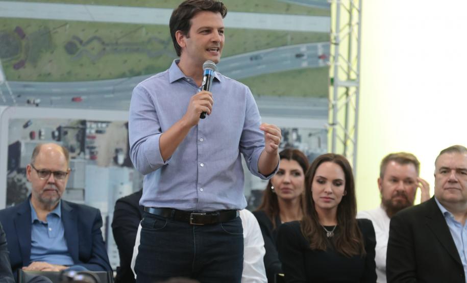 prefeito de Curitiba, Eduardo Pimentel, discursando para pessoas