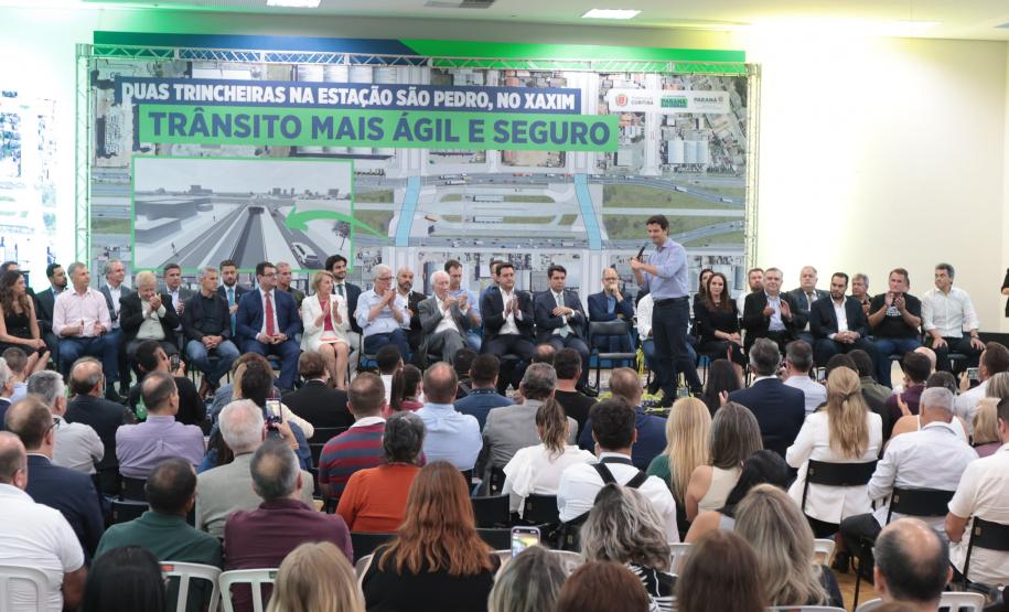 prefeito de Curitiba, Eduardo Pimentel, discursando para pessoas