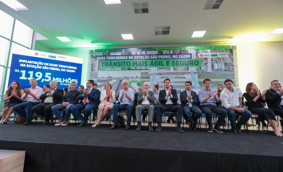 pessoas comemorando no palco