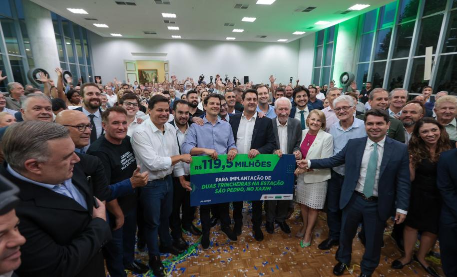 pessoas comemorando o convênio