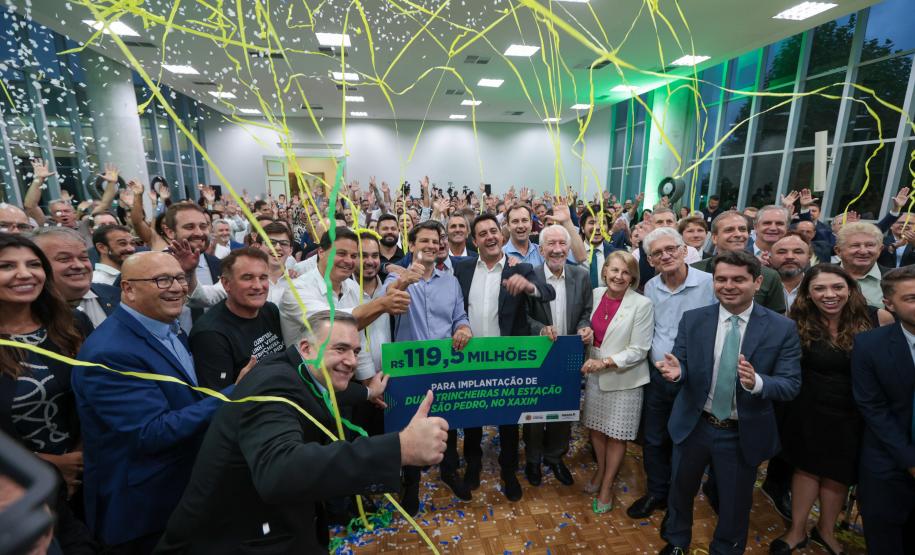 pessoas comemorando o convênio para implantação de duas trincheiras na Linha Verde