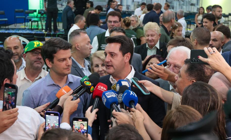 Governador, Ratinho Júnior, concedendo entrevistas