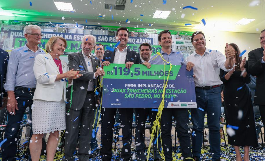 pessoas comemorando o convênio