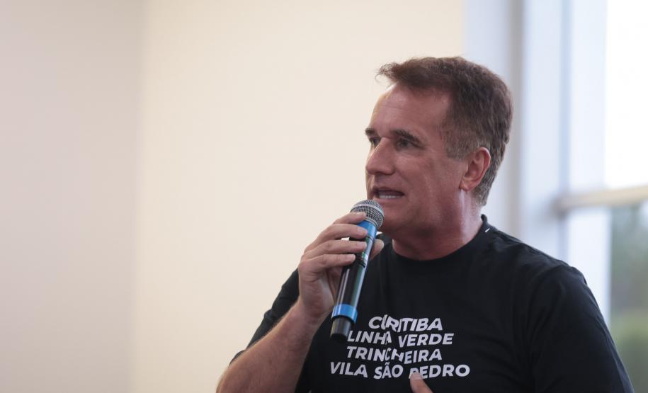 pessoa falando com um microfone