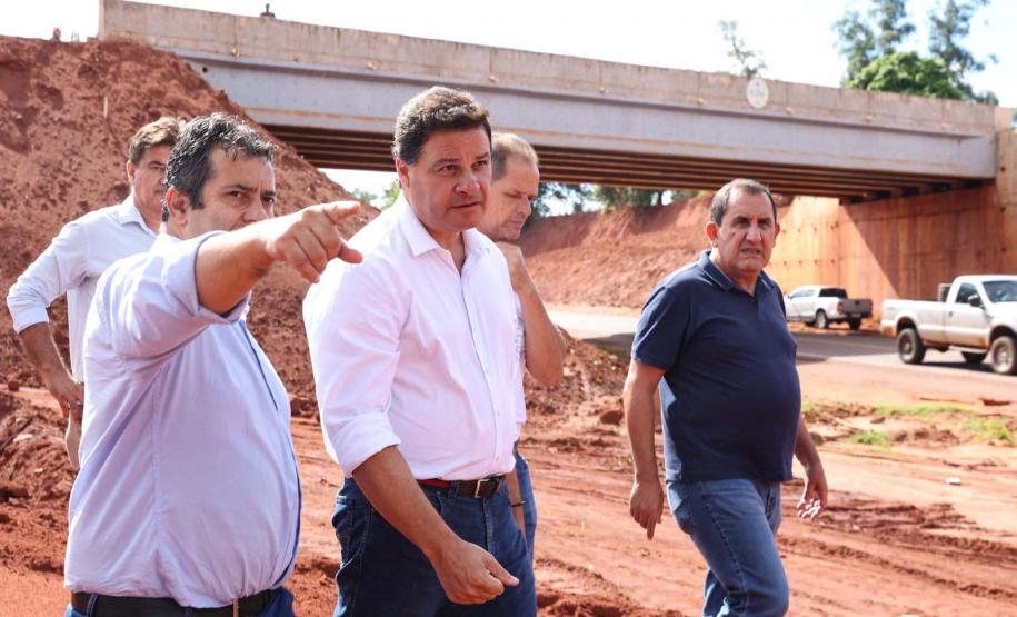 homens na obra do viaduto de Iporã