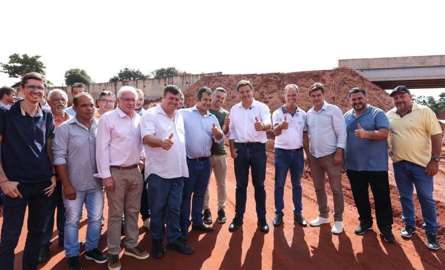 homens na obra do viaduto de Iporã