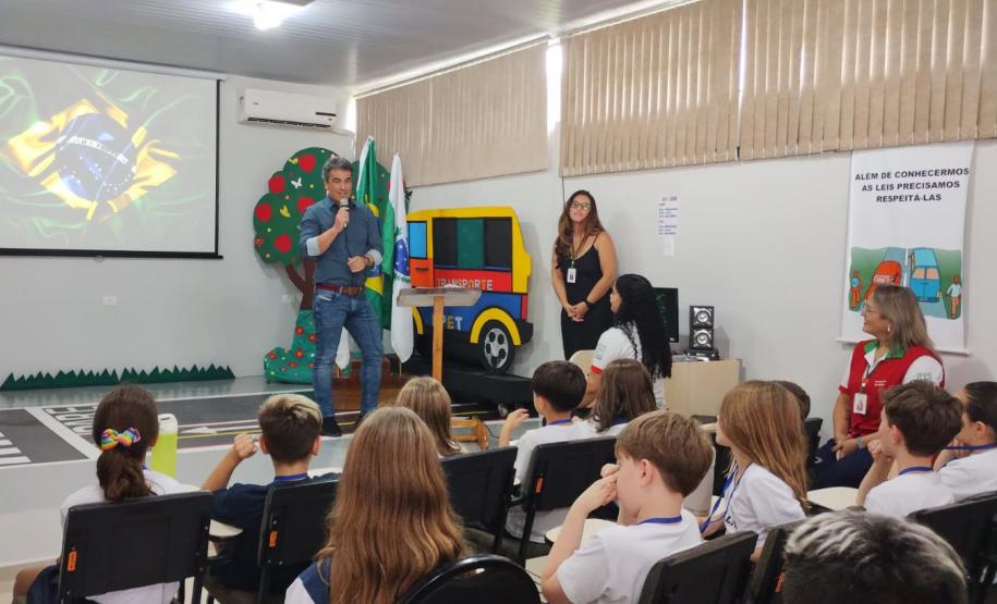 diretor DER/PR de discursandoa na Escola de Trânsito do DER/PR em Cascavel