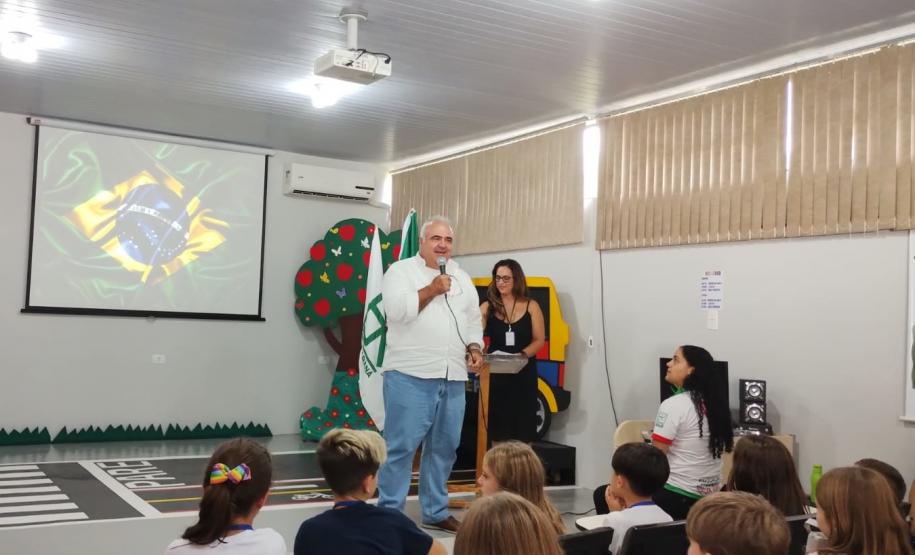 homem discursando na Escola de Trânsito do DER/PR