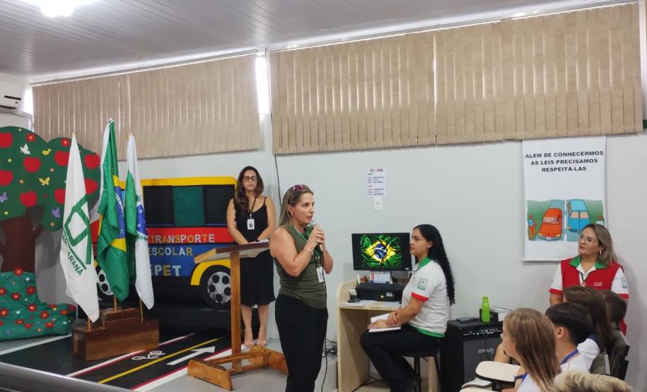 diretora da Escola de Trânsito do DER/PR de Curitiba discursando na Escola de Trânsito do DER/PR em Cascavel