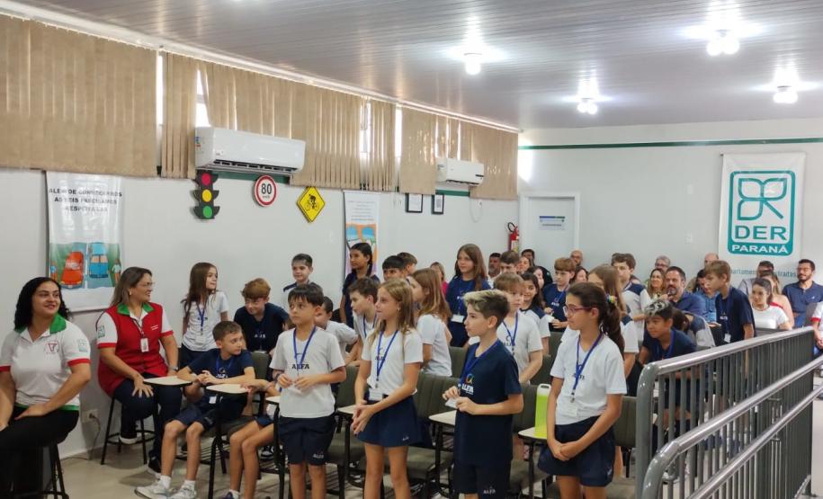 alunos assistindo a apresentação na Escola de Trânsito do DER/PR em Cascavel