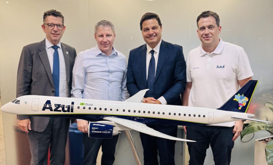 o secretário estadual de Infraestrutura e Logística, Sandro Alex, e o diretor-presidente da Invest Paraná, Eduardo Bekin, reunidos com a diretoria da Azul Linhas Aéreas