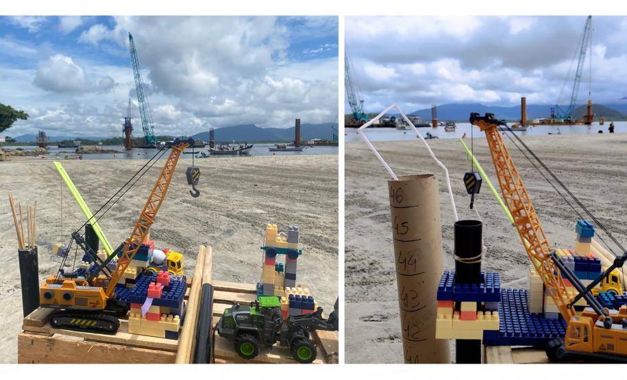 As peças de montar, carrinhos e bonecos de brinquedo usados para recriar a obra